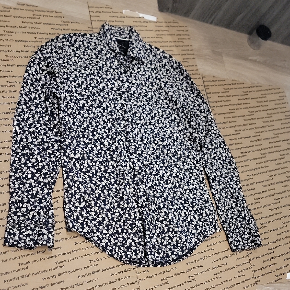Woman Slim Fit Size Small Zara Black and White Flower Patterned ButtonDown Shirt